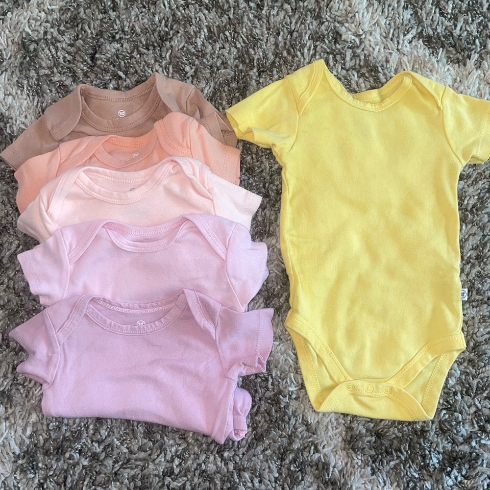 Bundle of 6x Honest Company baby t-shirt onesie